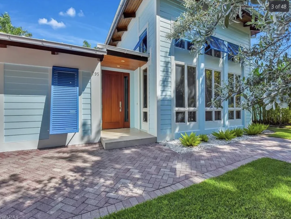 Luxury Coastal Retreat in Naples - Your Perfect Getaway