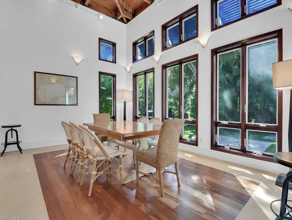 Luxury Coastal Retreat in Naples - Your Perfect Getaway
