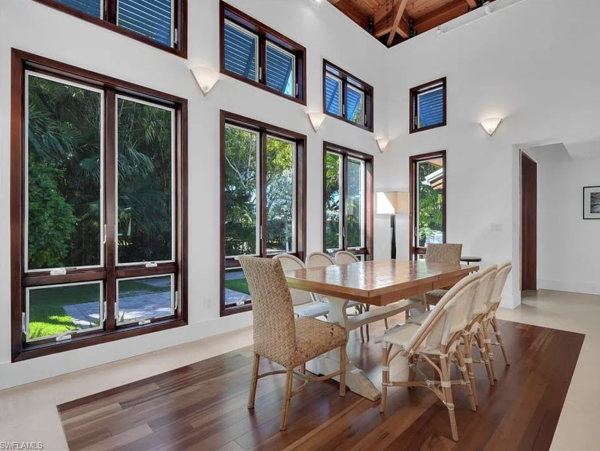 Luxury Coastal Retreat in Naples - Your Perfect Getaway