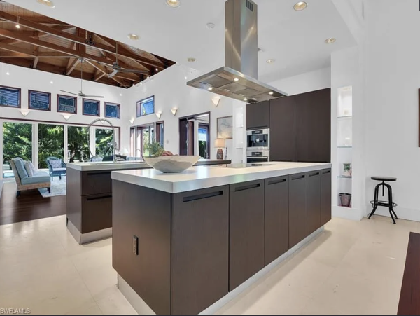 Luxury Coastal Retreat in Naples - Your Perfect Getaway