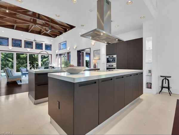Luxury Coastal Retreat in Naples - Your Perfect Getaway