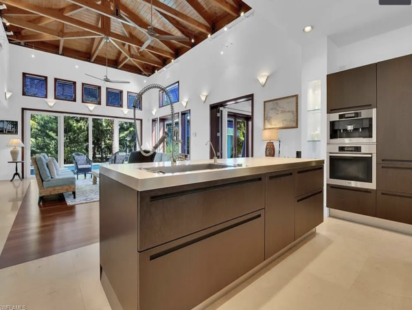 Luxury Coastal Retreat in Naples - Your Perfect Getaway