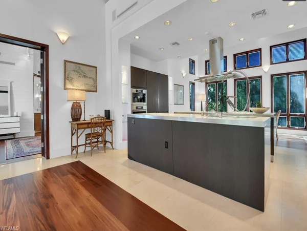 Luxury Coastal Retreat in Naples - Your Perfect Getaway