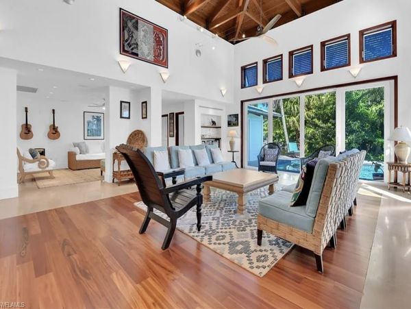 Luxury Coastal Retreat in Naples - Your Perfect Getaway