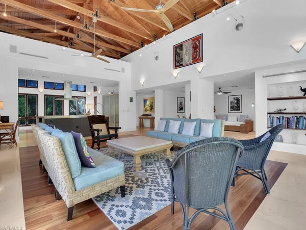 Luxury Coastal Retreat in Naples - Your Perfect Getaway