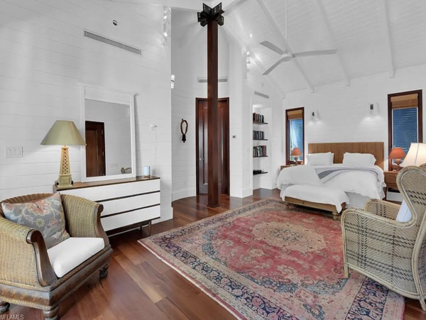 Luxury Coastal Retreat in Naples - Your Perfect Getaway