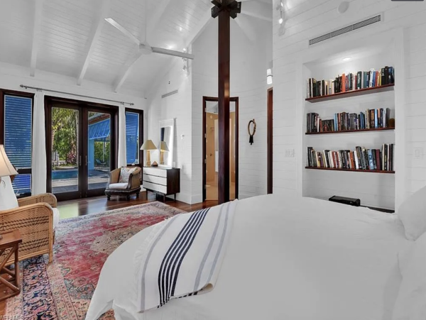 Luxury Coastal Retreat in Naples - Your Perfect Getaway
