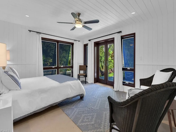 Luxury Coastal Retreat in Naples - Your Perfect Getaway