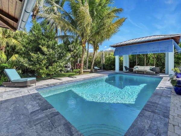 Luxury Coastal Retreat in Naples - Your Perfect Getaway