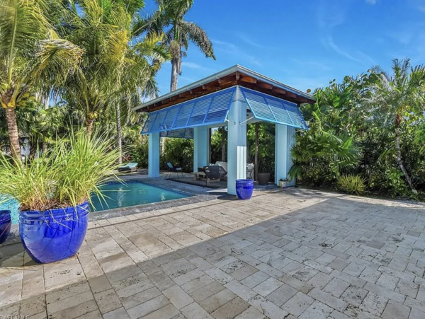 Luxury Coastal Retreat in Naples - Your Perfect Getaway