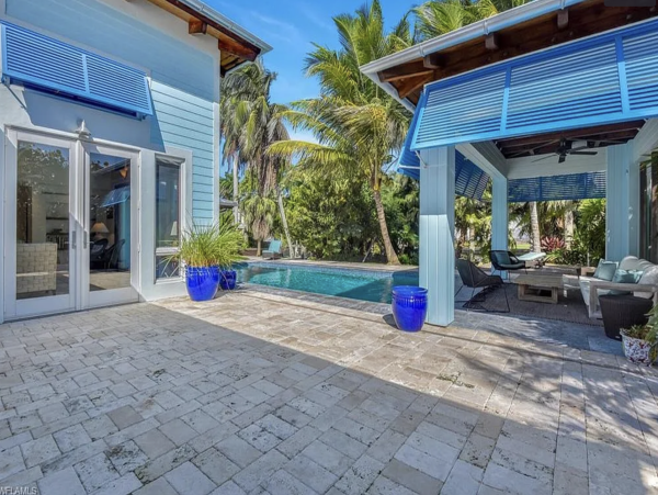 Luxury Coastal Retreat in Naples - Your Perfect Getaway