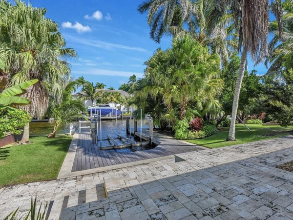 Luxury Coastal Retreat in Naples - Your Perfect Getaway