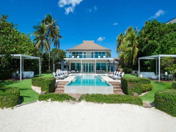 Luxurious Beachfront Estate in Bodden Town, Grand Cayman - Perfect for Large Groups