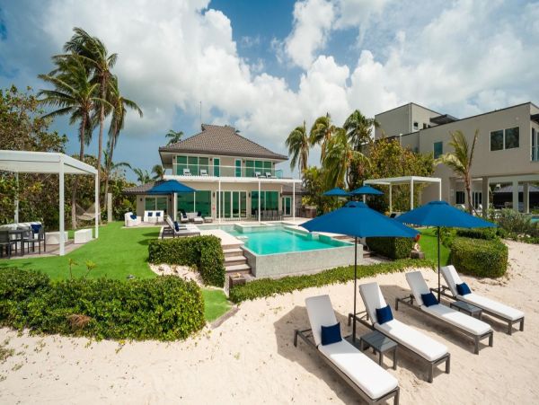 Luxurious Beachfront Estate in Bodden Town, Grand Cayman - Perfect for Large Groups