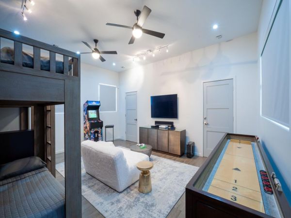 Luxurious Beachfront Estate in Bodden Town, Grand Cayman - Perfect for Large Groups