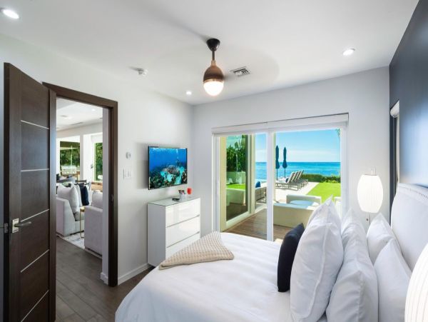 Luxurious Beachfront Estate in Bodden Town, Grand Cayman - Perfect for Large Groups
