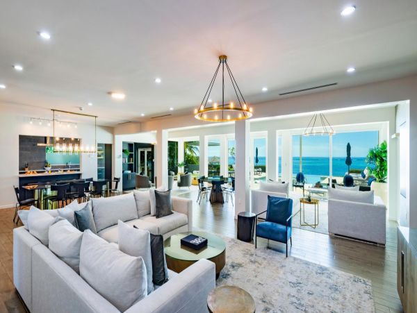 Luxurious Beachfront Estate in Bodden Town, Grand Cayman - Perfect for Large Groups