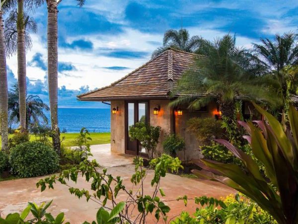 Luxury Oceanfront Retreat in Kilauea - One Bedroom Cottage
