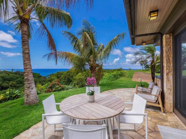 Luxury Oceanfront Retreat in Kilauea - Stunning Ocean Views Cottage - additional view, photo 3
