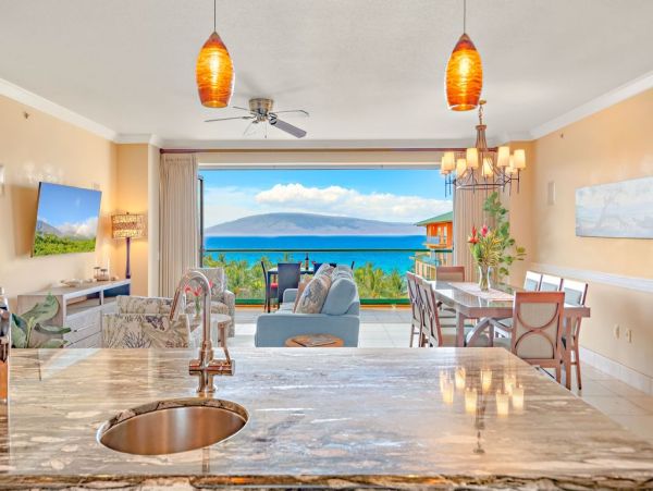 Luxurious 6-Bedroom Oceanview Retreat in Maui - Perfect Getaway
