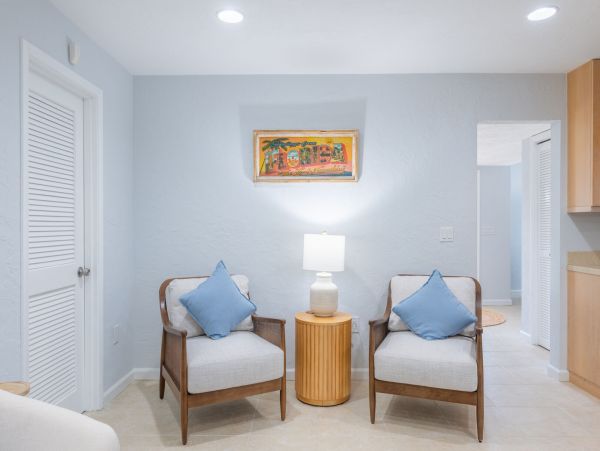 Luxurious Coastal Retreat in Sarasota - 4-Bedroom Home with Pool