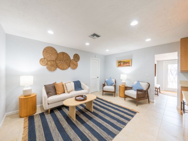 Luxurious Coastal Retreat in Sarasota - 4-Bedroom Home with Pool