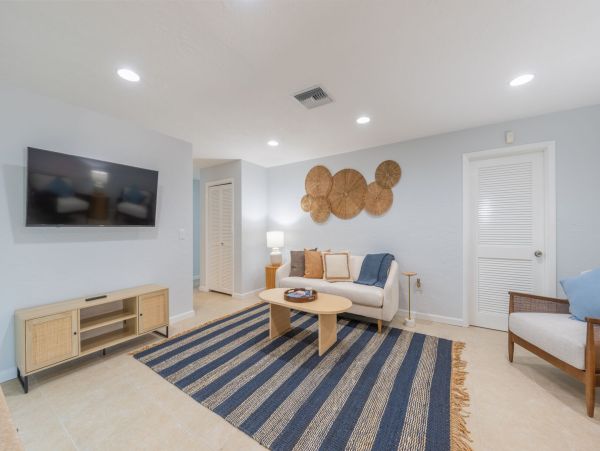 Luxurious Coastal Retreat in Sarasota - 4-Bedroom Home with Pool