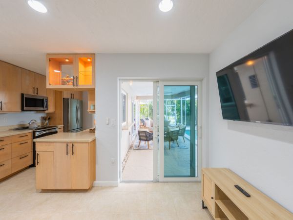 Luxurious Coastal Retreat in Sarasota - 4-Bedroom Home with Pool