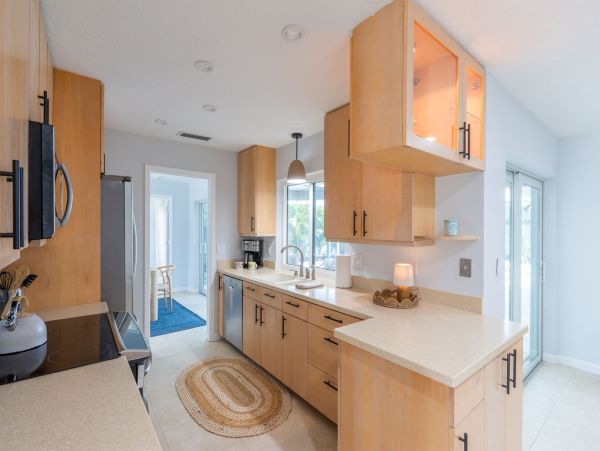 Luxurious Coastal Retreat in Sarasota - 4-Bedroom Home with Pool