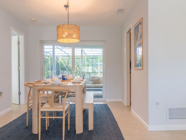 Luxurious Coastal Retreat in Sarasota - 4-Bedroom Home with Pool