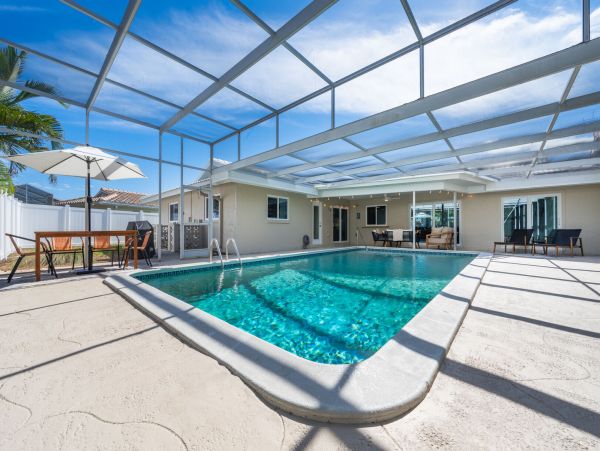 Luxurious Coastal Retreat in Sarasota - 4-Bedroom Home with Pool