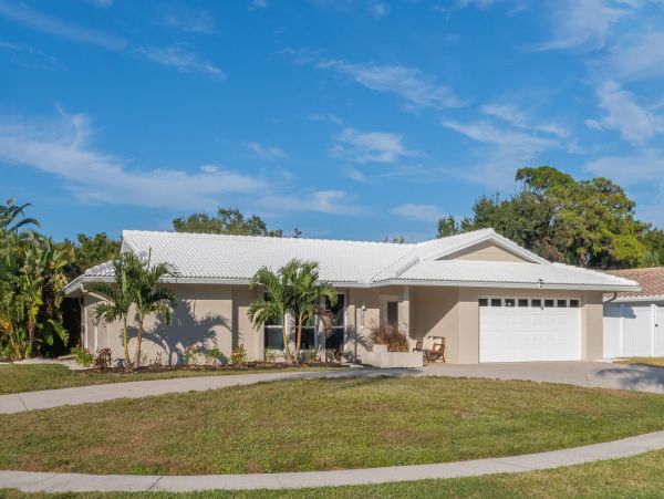 Luxurious Coastal Retreat in Sarasota - 4-Bedroom Home with Pool