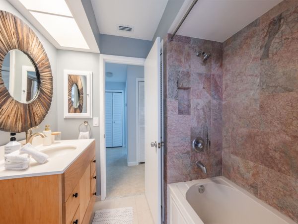 Luxurious Coastal Retreat in Sarasota - 4-Bedroom Home with Pool