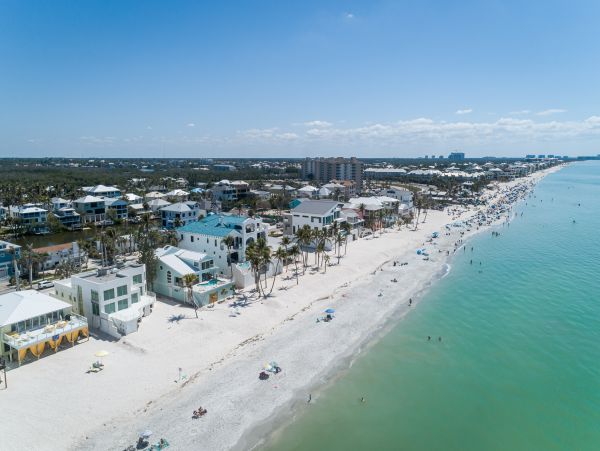 Luxury Beachfront Retreat on Bonita Beach - Unforgettable Family Getaway