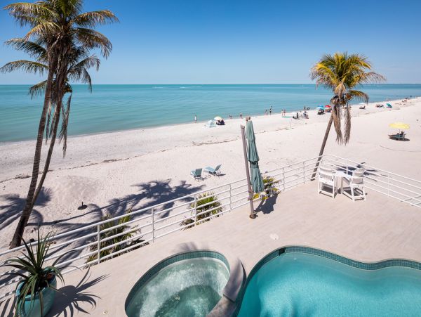 Luxury Beachfront Retreat on Bonita Beach - Unforgettable Family Getaway