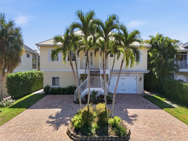 Stunning 5-Bedroom Retreat Near Bonita Beach