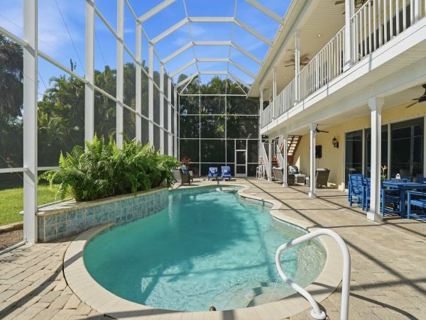 Stunning 5-Bedroom Retreat Near Bonita Beach