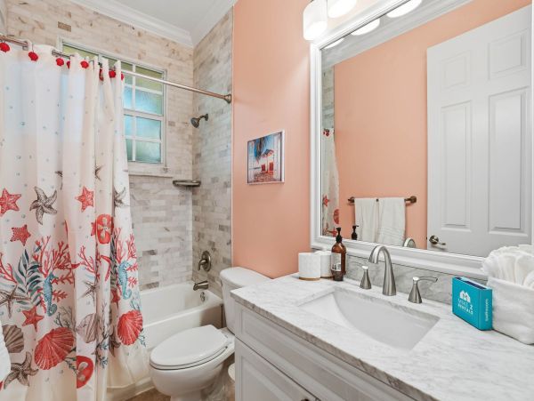 Stunning 5-Bedroom Retreat Near Bonita Beach