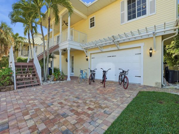 Stunning 5-Bedroom Retreat Near Bonita Beach