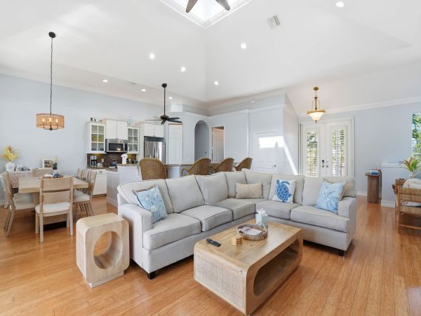 Stunning 5-Bedroom Retreat Near Bonita Beach