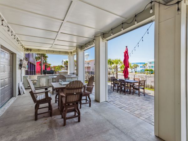 Luxurious 5-Bedroom Coastal Retreat on Navarre