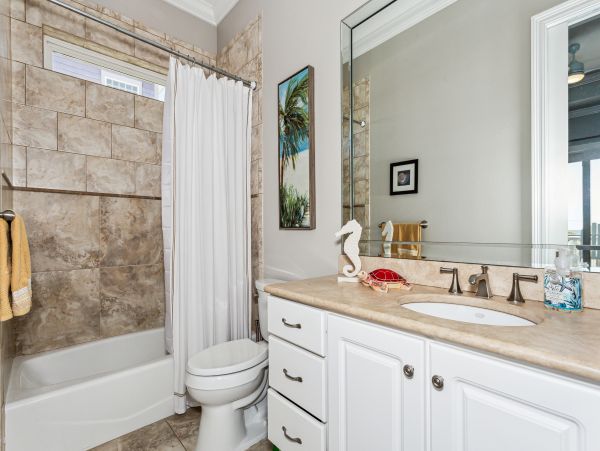 Luxurious 5-Bedroom Coastal Retreat on Navarre