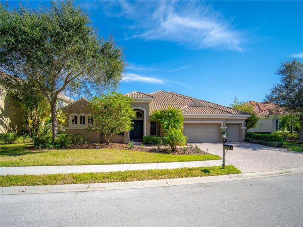 Luxurious 5 Bedroom Waterfront Pool Home in Bradenton