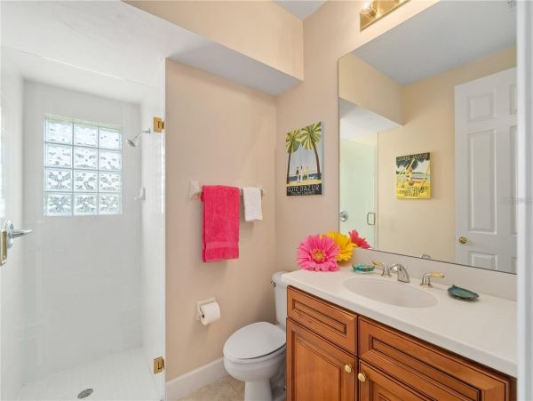 Luxurious 5 Bedroom Waterfront Pool Home in Bradenton
