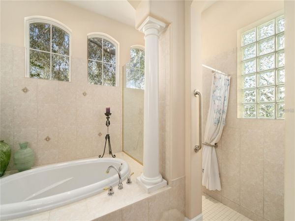 Luxurious 5 Bedroom Waterfront Pool Home in Bradenton