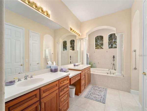 Luxurious 5 Bedroom Waterfront Pool Home in Bradenton