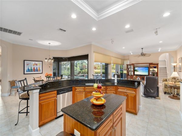 Luxurious 5 Bedroom Waterfront Pool Home in Bradenton