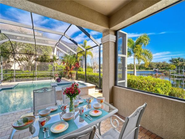 Luxurious 5 Bedroom Waterfront Pool Home in Bradenton