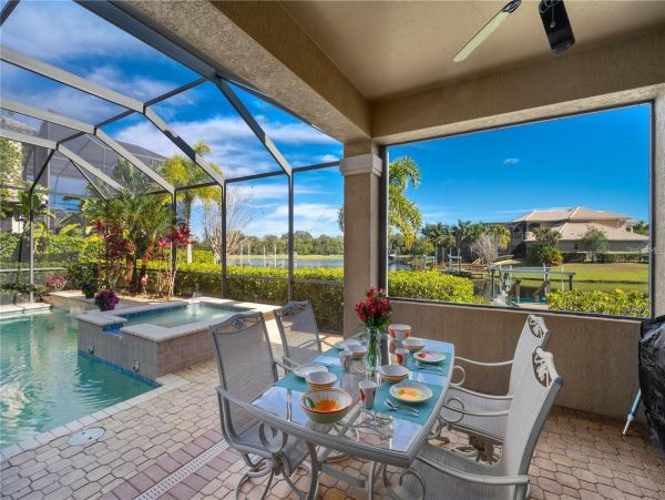 Luxurious 5 Bedroom Waterfront Pool Home in Bradenton