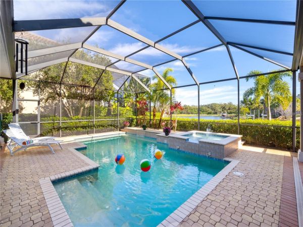 Luxurious 5 Bedroom Waterfront Pool Home in Bradenton